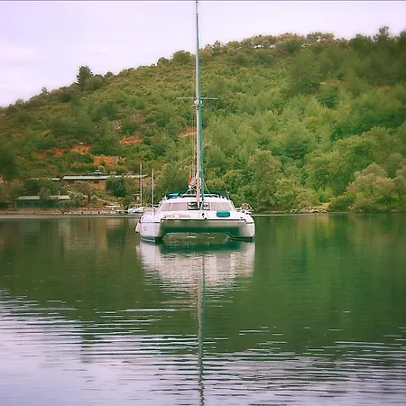 On Y Va , Delightful 3 Bedroom Catarmaran, With Skipper *