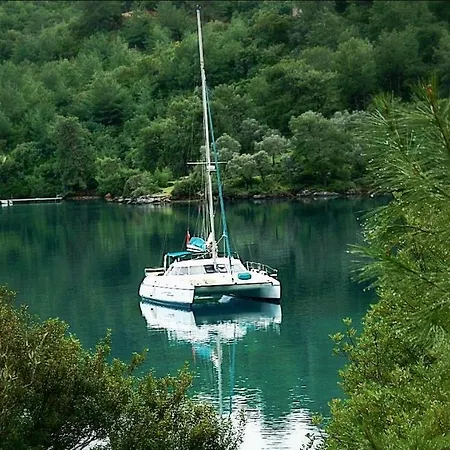 On Y Va , Delightful 3 Bedroom Catarmaran, With Skipper