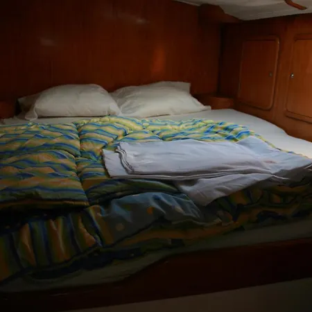 On Y Va , Delightful 3 Bedroom Catarmaran, With Skipper Bådhotel