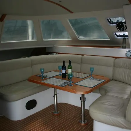 On Y Va , Delightful 3 Bedroom Catarmaran, With Skipper Bådhotel Marmaris