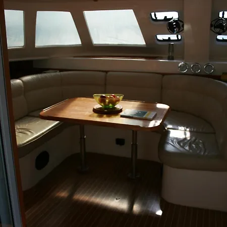On Y Va , Delightful 3 Bedroom Catarmaran, With Skipper * مرمريس