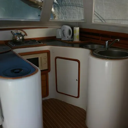 On Y Va , Delightful 3 Bedroom Catarmaran, With Skipper مرمريس