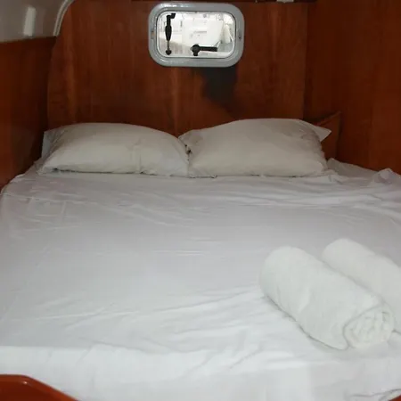 On Y Va , Delightful 3 Bedroom Catarmaran, With Skipper مرمريس